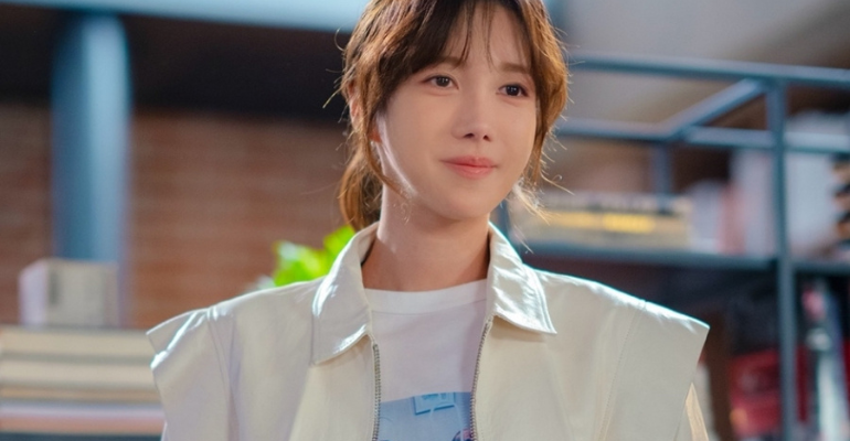 Lee Ji Ah shines as Korea’s foremost divorce issue solver in new ‘Queen of Divorce’ poster