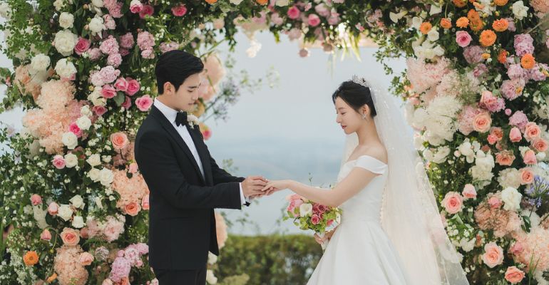 kim soo hyun kim ji won appear happily wedded in queen of tears stills